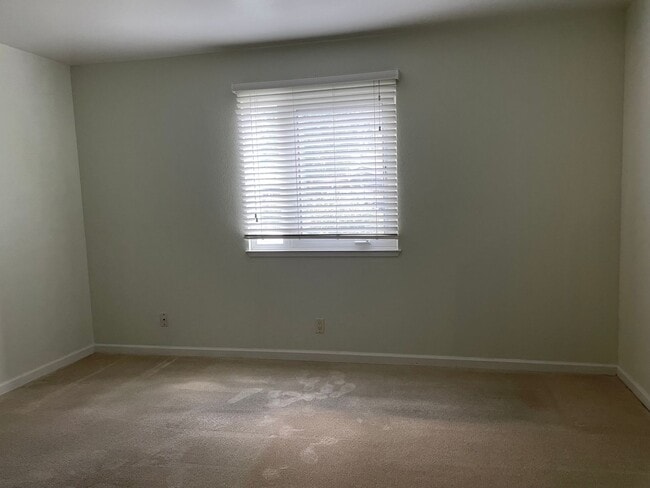 Building Photo - Darling 2 bedroom 2 bath condo in south Reno