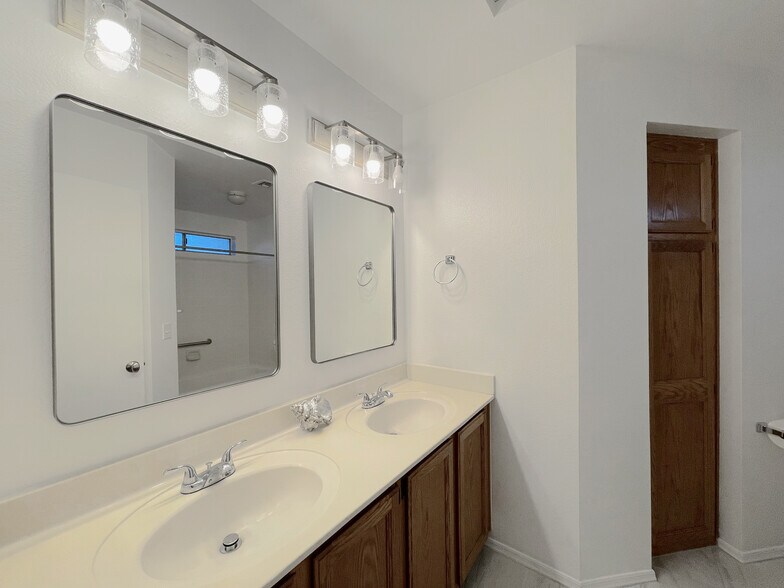 Building Photo - 1120 N Val Vista Dr