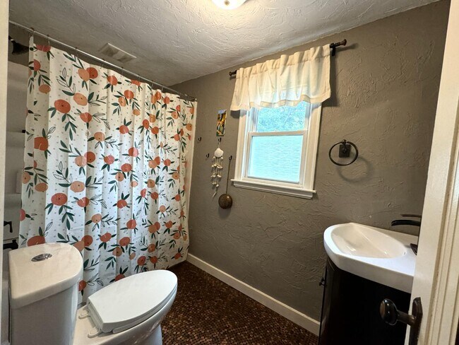 Building Photo - 144 Waukazoo Dr