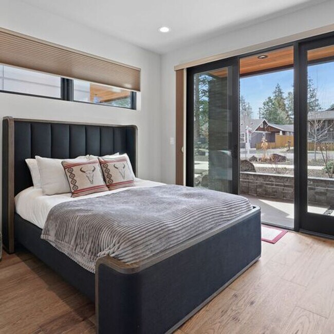 Building Photo - Modern Luxury and Prime Location: Fully Fu...