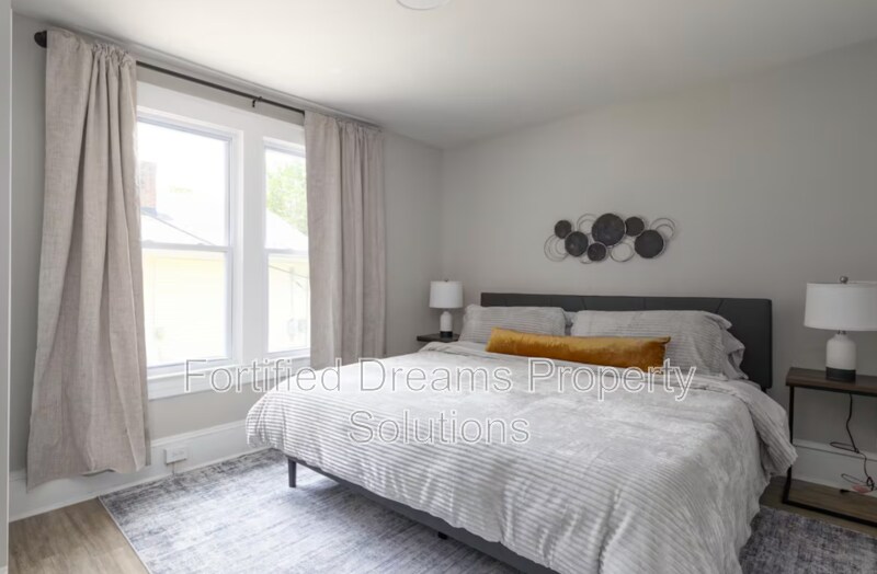 Building Photo - 913 Hutton St