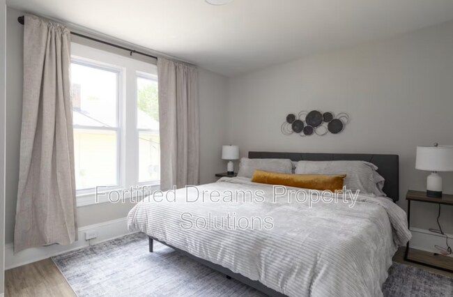 Building Photo - 913 Hutton St