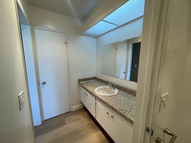 Building Photo - 1 Bedroom Just Blocks From the Ocean
