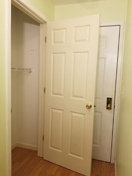 Building Photo - 400 Lakeview Dr