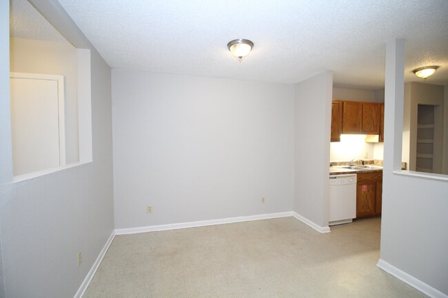 Building Photo - 2BR/1BA Apartment Near Mobile Hwy – Utilit...