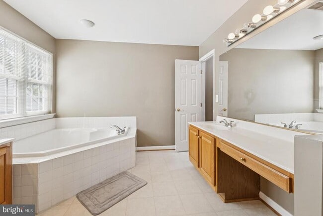 Building Photo - 13032 Pilgrims Inn Dr
