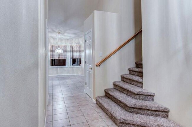 Building Photo - Felida Gem... 4 bedroom, 2.5 bath availabl...