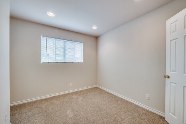 Building Photo - 7811 Kingsbury Wood