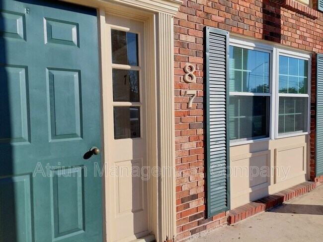 Building Photo - 1920 Edgewood Dr