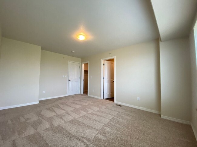 Building Photo - Renovated 2 Bedroom 2.5 Bathroom Condo in ...