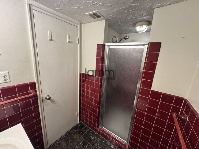 Building Photo - 11820 Edgewater Dr