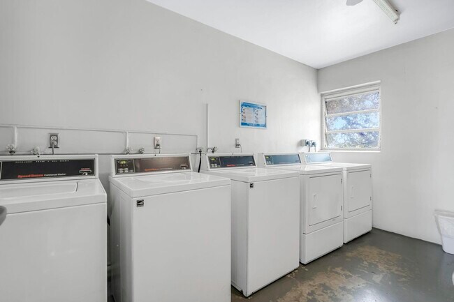 Building Photo - 2800 N Palm Aire Dr