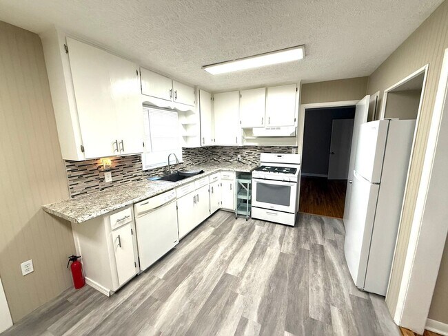 Building Photo - ** 3 bed 2 bath located off perry hill ** ...