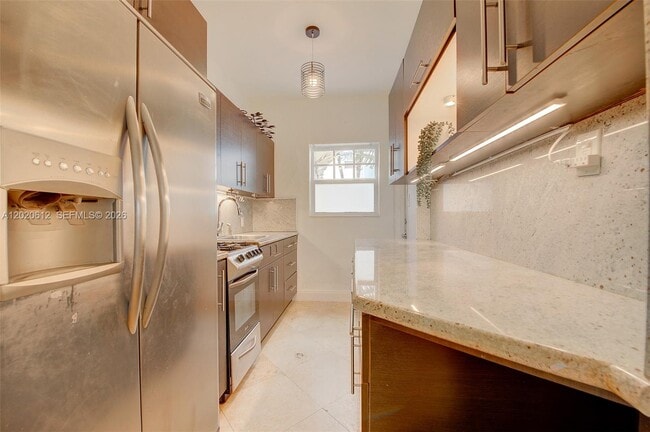 Building Photo - 2463 Pine Tree Dr