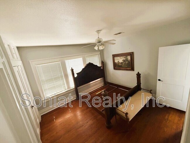 Building Photo - 3308 Upperline St