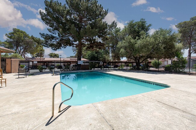Building Photo - Single story one bedroom unit in community...
