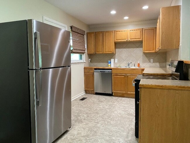 Building Photo - 2030 College Heights Rd