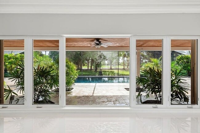 Building Photo - 417 N Country Club Dr