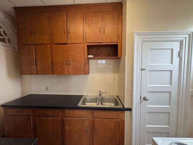 Building Photo - Apartment located inside beautiful historcal home in Lynchburg!