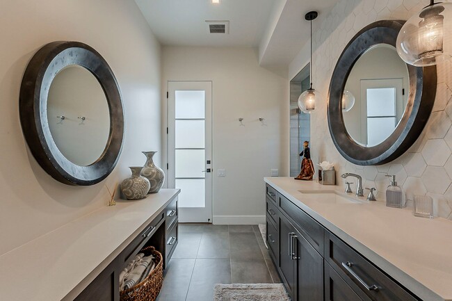 Building Photo - Luxury Home ready for January Move-in