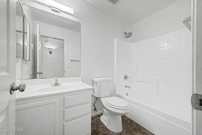 Building Photo - 930 E Harwell Rd