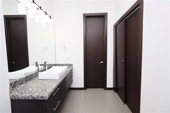 Building Photo - 28 Grovewood Ave