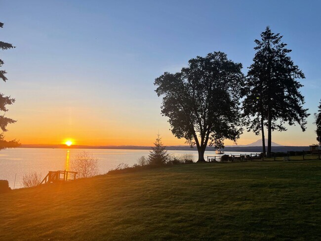 Building Photo - Island Adventure Awaits | Cozy 3BR Waterfront Home