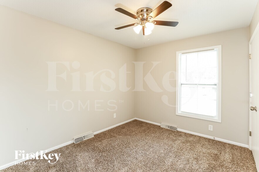 Building Photo - 5905 NW Whispering Oaks Ln