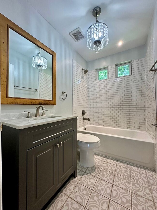 Building Photo - Beautiful Renovated 2 Bedroom in North Fon...