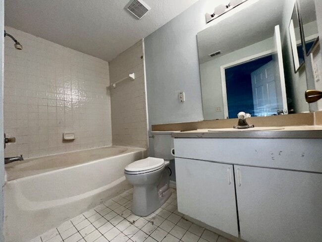 Building Photo - MOVE IN NOW! 2x2 WITH FRESH INTERIOR PAINT & LAMINATE WOOD FLOORING! PRIVATE BALCONY!!!