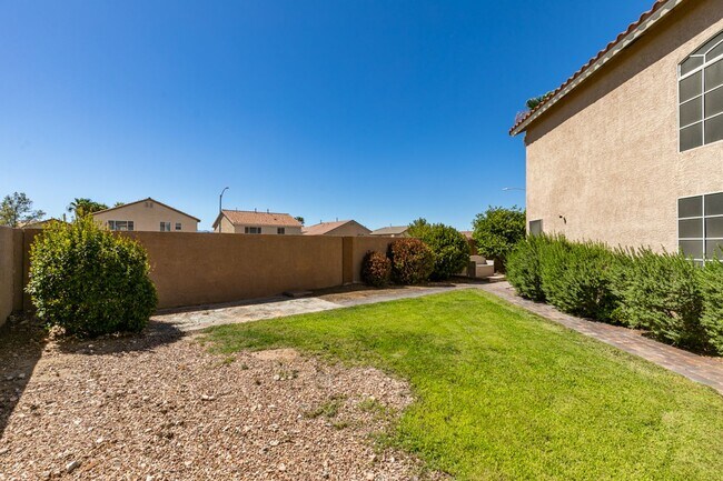 Building Photo - BEAUTIFUL POOL HOME W/RV