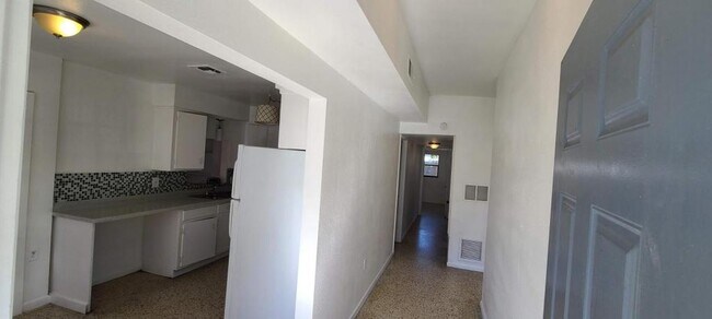 Building Photo - 2027 BENTLEY ST