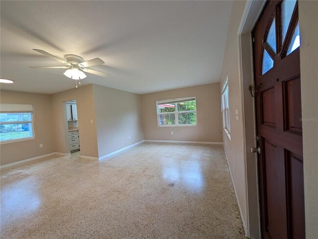 Building Photo - 208 Oakwood Dr