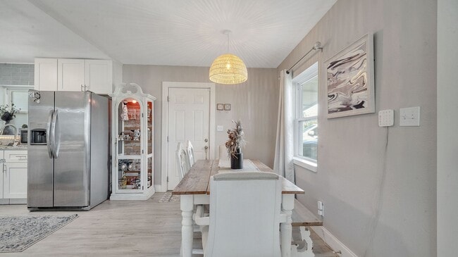 Building Photo - Cozy Remodeled 3/2 in North Orlando! Available February 2026!