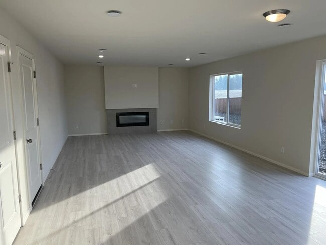 Building Photo - Enormous Two-Story Home- Available January 9th