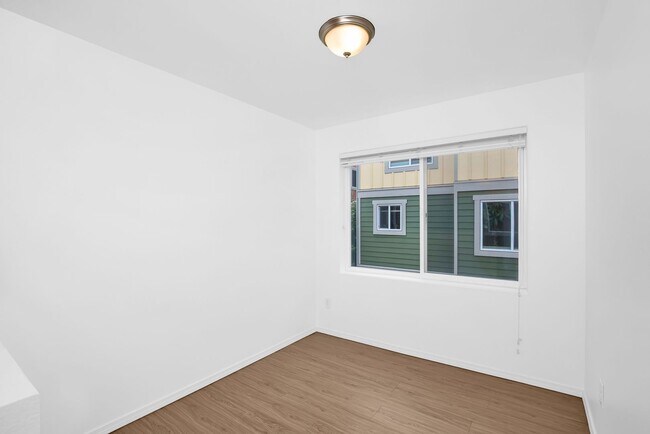 Building Photo - Mini 2 Bedroom Townhouse Heart of Redmond