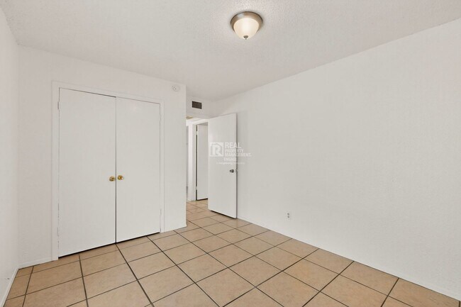 Building Photo - 6808 Trail Lake Dr