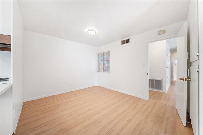 Building Photo - 2549 Notre Dame Dr