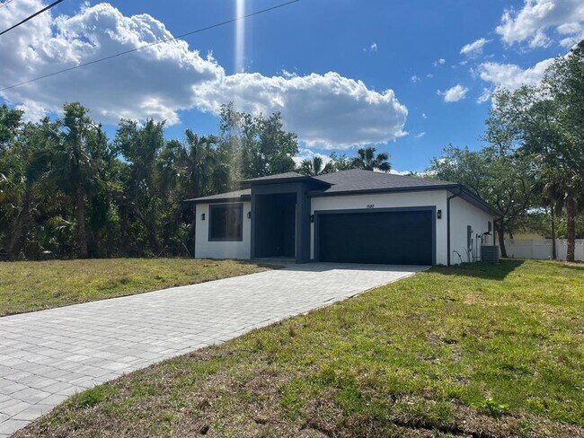 Building Photo - 1597 Kerman St