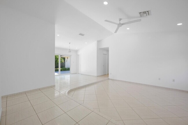 Building Photo - 9515 SW 118th Ct