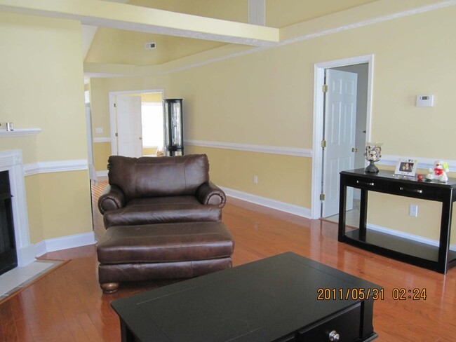 Building Photo - 3 bedroom 3 bath with Fenced in Yard in Ta...
