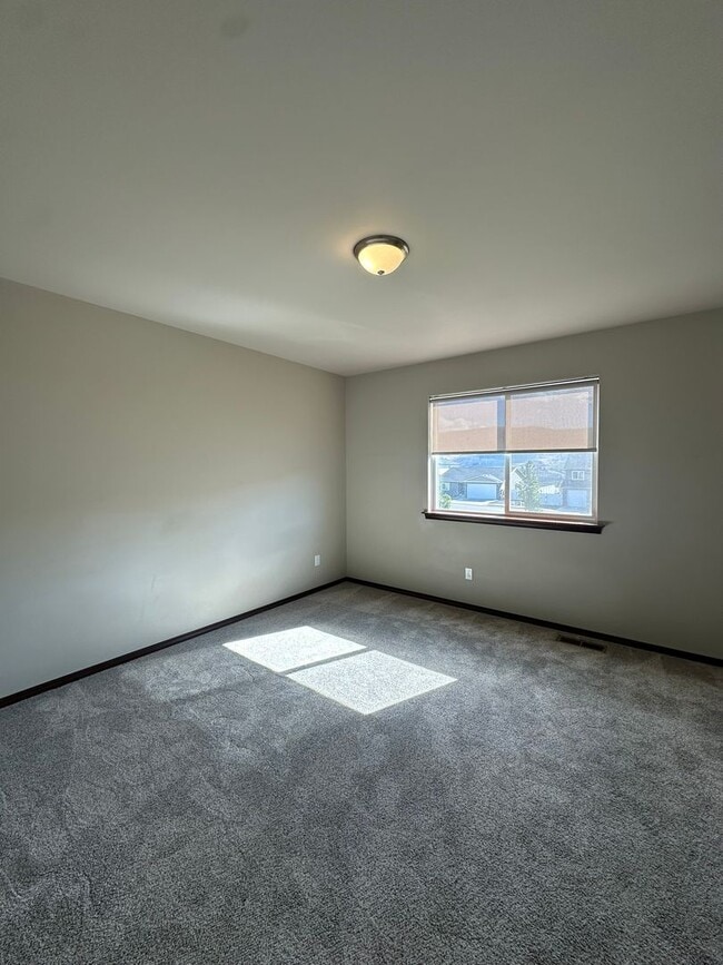 Building Photo - Amazing 3 Bedroom 2.5 Bath Duplex!