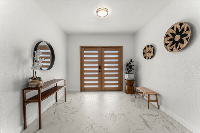 Building Photo - 623 W 42nd St