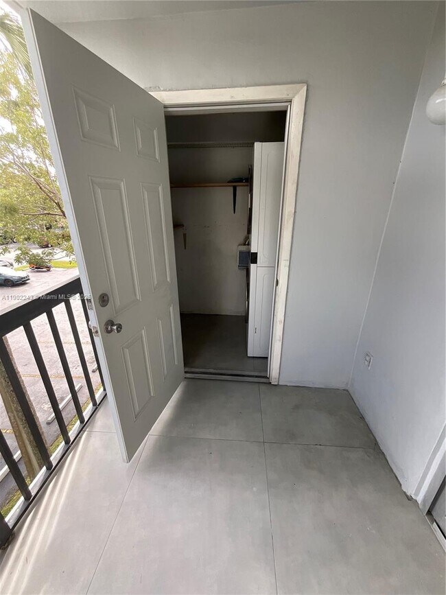 Building Photo - 10825 SW 112th Ave