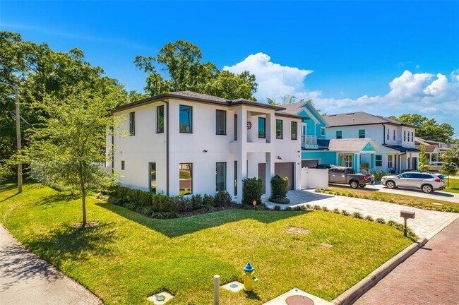 Building Photo - 902 W Plymouth St