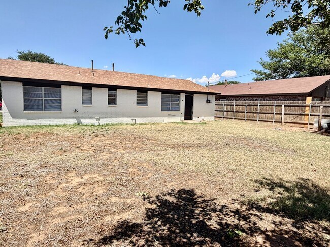Building Photo - Updated 3/1.5 with Bonus Room in North by Northwest!