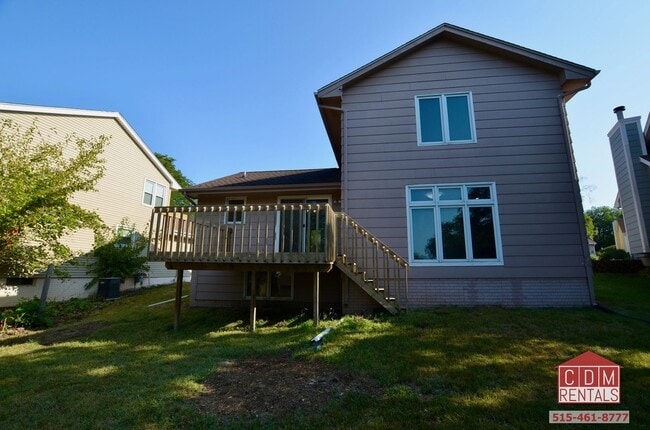 Building Photo - Wonderful West Des Moines Home