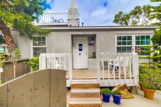 Building Photo - Price drop! Cozy Home Between Mission Beac...