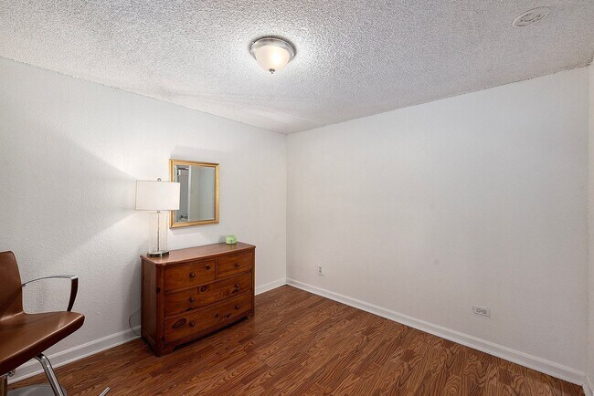 Building Photo - 2 Bedroom, 1 Bath Garden Level Unit in Park Hill