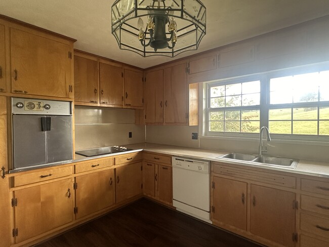 Stove, Refrigerator Dishwasher - 3610 Warrensburg Rd